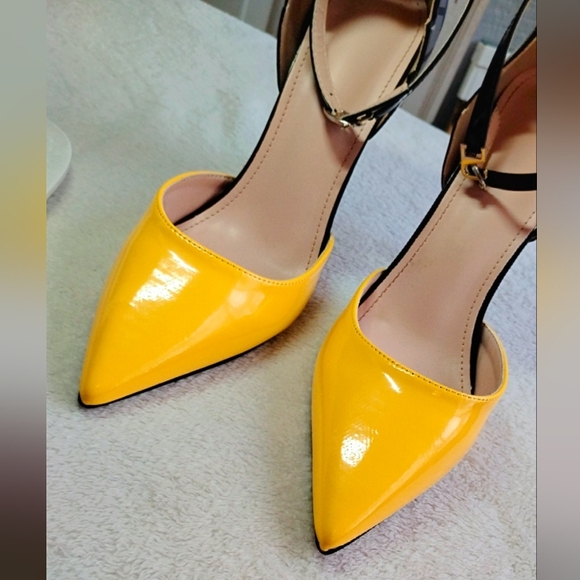 Chic Yellow and Black Butterfly Heels - Picture 5 of 9